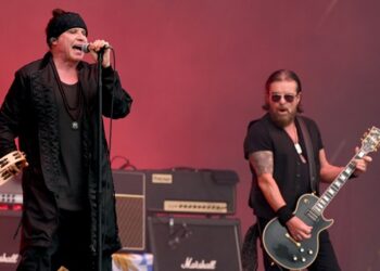 the-cult’s-ian-astbury-&-billy-duffy-to-‘step-away-from-touring-for-an-undetermined-amount-of-time’