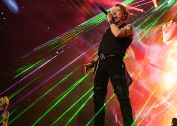 guns-n’-roses-address-axl-rose-mic-throw-at-argentina-concert