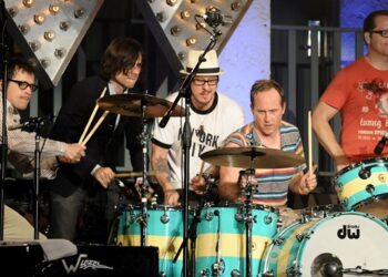 the-return-of-free-zer:-josh-freese-playing-drums-in-weezer-for-south-american-tour