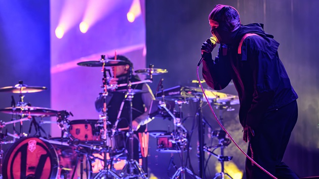 twenty-one-pilots-covering-the-white-stripes’-‘seven-nation-army’-at-rock-hall-induction-ceremony