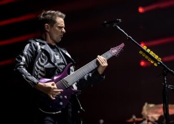 muse’s-matt-bellamy-launches-‘supermassive-black-hole’-inspired-guitar-pedal