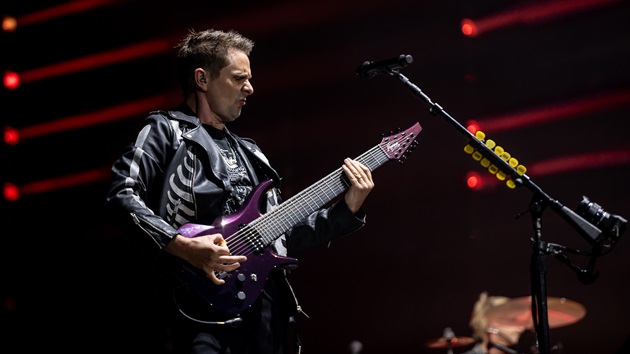 muse’s-matt-bellamy-launches-‘supermassive-black-hole’-inspired-guitar-pedal