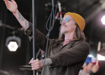 paint-yourself:-incubus’-brandon-boyd-announces-art-exhibition