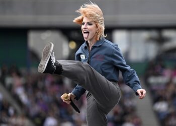 hayley-williams-makes-surprise-appearance-at-rico-nasty-concert