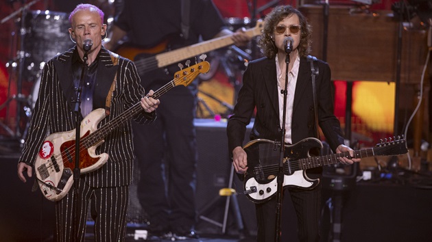 rock-&-roll-hall-of-fame-2025:-flea,-the-killers,-beck-perform