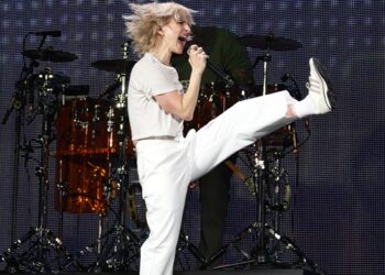 hayley-williams-announces-additional-shows-for-debut-solo-tour