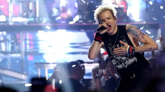 deryck-whibley-recorded-album-of-acoustic-sum-41-songs