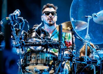 watch-30stm’s-shannon-leto-play-alter-bridge-song-after-hearing-it-for-first-time