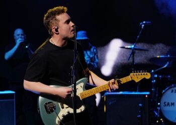 listen-to-new-sam-fender-song,-‘i’m-always-on-stage’