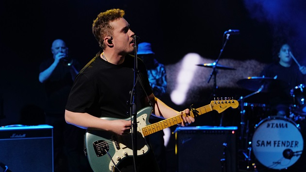 listen-to-new-sam-fender-song,-‘i’m-always-on-stage’