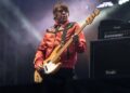 oasis-pays-tribute-to-late-stone-roses-bassist-mani-at-brazil-concert