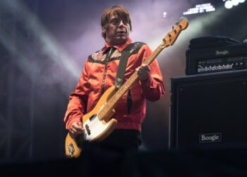 oasis-pays-tribute-to-late-stone-roses-bassist-mani-at-brazil-concert