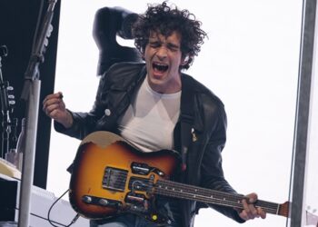 watch-matty-healy-cover-james-taylor-with-tiny-habits