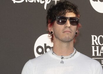 watch-twenty-one-pilots’-josh-dun-performs-drum-cover-of-turnstile’s-‘tlc’