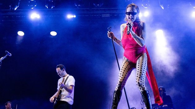 phantogram-opening-for-linkin-park-dates-in-europe