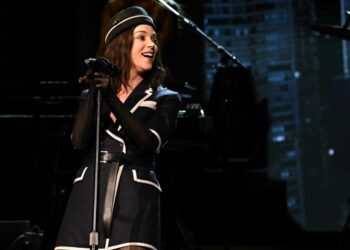 watch-st.-vincent-cover-david-bowie’s-‘young-americans’-on-﻿’the-late-show’