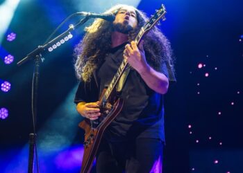 coheed-and-cambria-brings-back-santa-for-‘one-last-miracle’-video