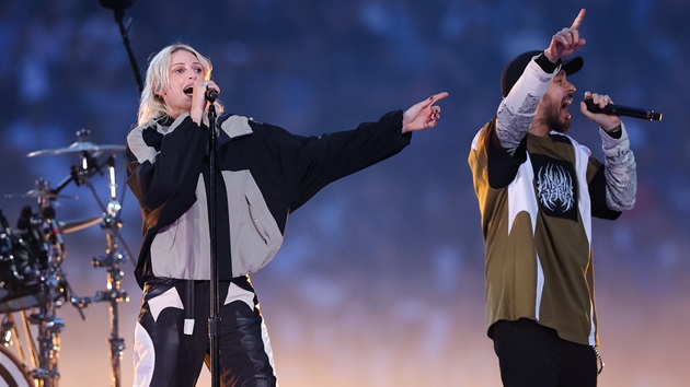 watch-linkin-park-take-part-in-gender-reveal-for-fan’s-baby-at-a-concert