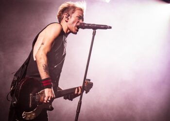 sum-41’s-deryck-whibley-feels-inspired-to-‘play-and-write-songs-more-lately’-with-new-guitars