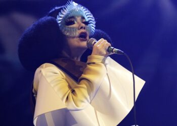 bjork-urges-greenland-to-declare-independence