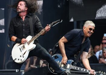 foo-fighters-dedicate-‘my-hero’-to-pat-smear-at-first-show-of-2026