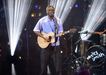 myles-smith-says-he’s-glad-fans-are-still-‘stargazing’:-‘it’s-just-honesty-and-truth’