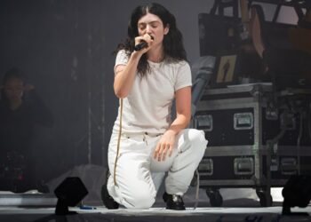 lorde-donating-merch-sales-from-minneapolis-shows-to-immigration-funds