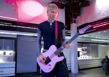mgk-disappoints-backstreet-boys-fan-in-t-mobile’s-super-bowl-ad