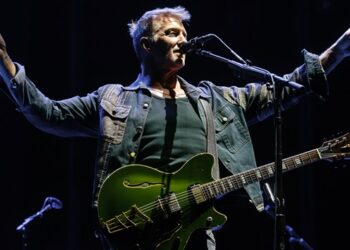 watch-qotsa’s-josh-homme-sing-‘somethin’-stupid’-with-norah-jones