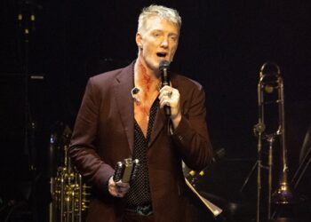 watch-josh-homme-play-qotsa-songs-with-norah-jones-on-‘playing-along﻿’-podcast