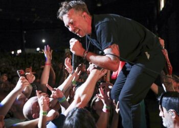 rise-against-spotlights-fan-community-with-the-art.-project