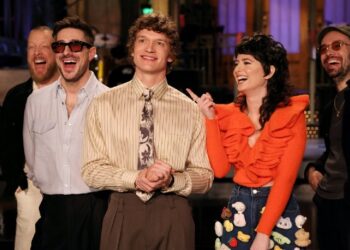 hozier-joins-mumford-&-sons-for-‘snl’-performance-of-‘rubber-band-man’