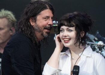 violet-grohl’s-latest-single-is-inspired-by-t-shirt-her-dad-hid-from-her
