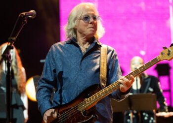 mike-mills-praises-michael-shannon-and-jason-narducy’s-rem.-tours