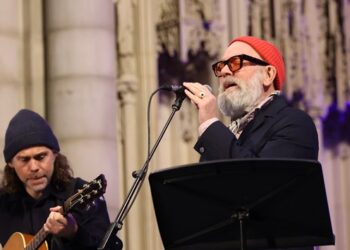 watch-michael-stipe-perform-at-democracy-now!-concert