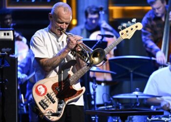 watch-flea-pull-double-duty-playing-bass-&-trumpet-on-﻿’fallon’