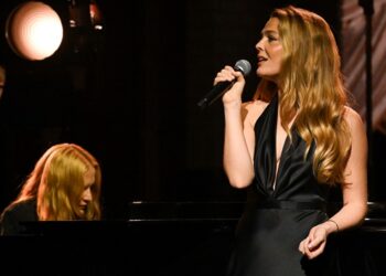 maggie-rogers-celebrates-10th-anniversary-of-‘alaska’-with-‘﻿colbert’-﻿performance