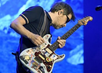 weezer-premieres-‘long-lost-edit’-of-resurgent-‘go-away’-single