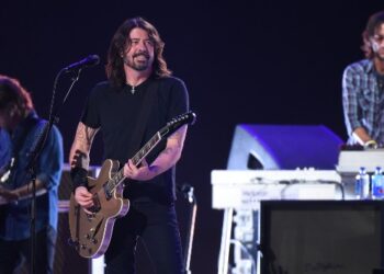 watch-foo-fighters’-‘﻿other-voices’﻿-performance,-featuring-﻿’your-favorite-toy’﻿-songs