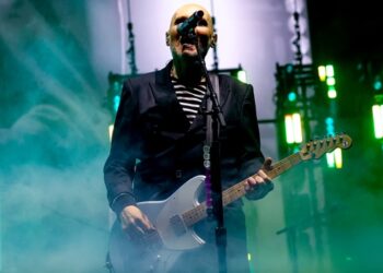 billy-corgan-makes-coachella-debut-during-sombr’s-set
