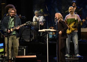 watch-hayley-williams-perform-with-wilco’s-jeff-tweedy-on-﻿’colbert’