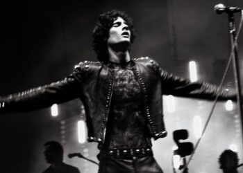 sombr-spends-a-night-at-the-museum-in-video-for-new-song-‘potential’