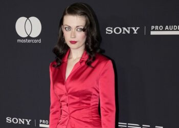 violet-grohl-performs-debut-solo-set-at-record-store-day-concert