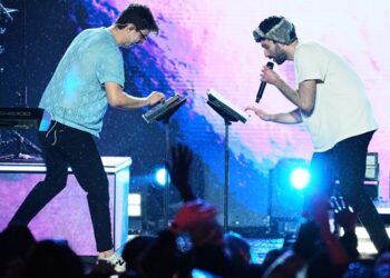 ajr-immortalizes-‘our-#1-favorite-part-of-the-job’-with-first-ever-live-album