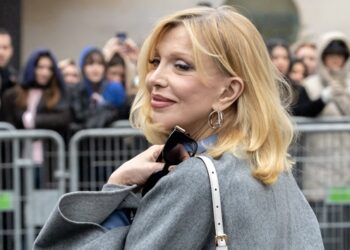 watch-‘geese-curious’-courtney-love-sing-geese-song