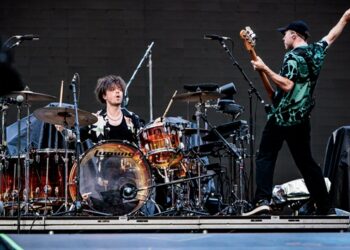 chvrches-side-project-the-leaving-announces-live-debut