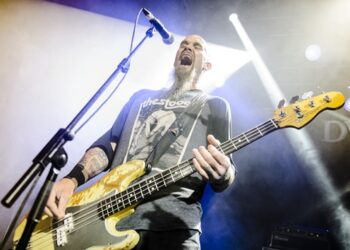 queens-of-the-stone-age-reunite-with-ex-bassist-nick-oliveri-at-catacombs-tour-kick-off