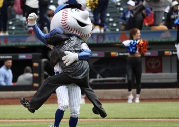 citi-field,-here-they-come:-geese-throws-out-first-pitch-at-mets-game