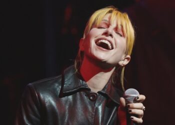 hayley-williams-duets-with-noah-kahan-in-nashville,-announces-hollywood-bowl-concert