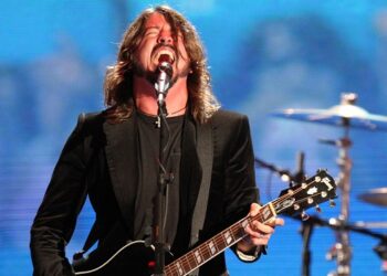 watch-foo-fighters-rock-a-zombie-apocalypse-in-bloody-‘spit-shine’-video